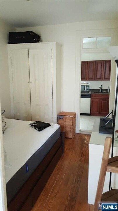 107 4th St in Hoboken, NJ - Building Photo