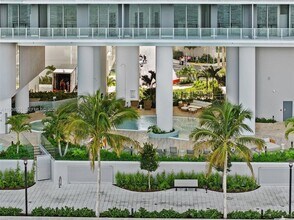 700 NE 24th St, Unit 1406 in Miami, FL - Foto de edificio - Building Photo