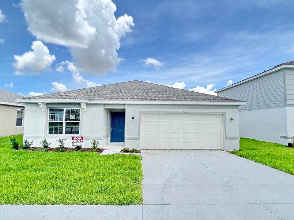 1539 Aspen Ave in Davenport, FL - Foto de edificio
