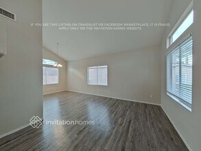 327 Greenleaf Glen St in Henderson, NV - Foto de edificio - Building Photo