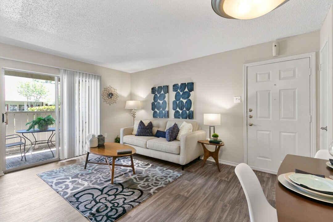 Creekwood Apartment Homes in Irving, TX - Foto de edificio