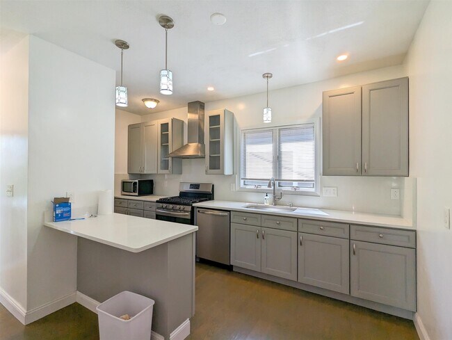 108 W Quincy St, Unit 1 in Somerville, MA - Building Photo - Building Photo