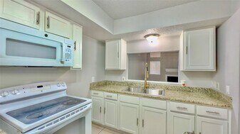 6438 Alisa Ln in Houston, TX - Building Photo