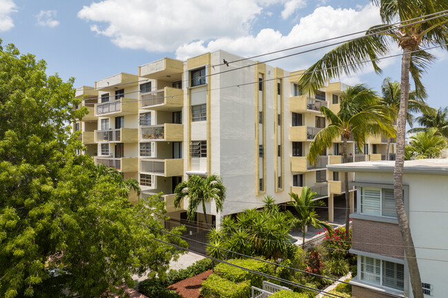 Nautico Bay Club in Miami Beach, FL - Foto de edificio - Building Photo