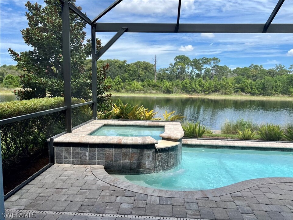 7072 Dominica Dr in Naples, FL - Building Photo