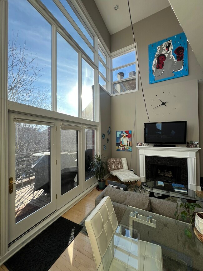 property at 906 N Hermitage Ave