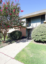 Villa Monterrey Apartments in Fort Worth, TX - Building Photo - Building Photo