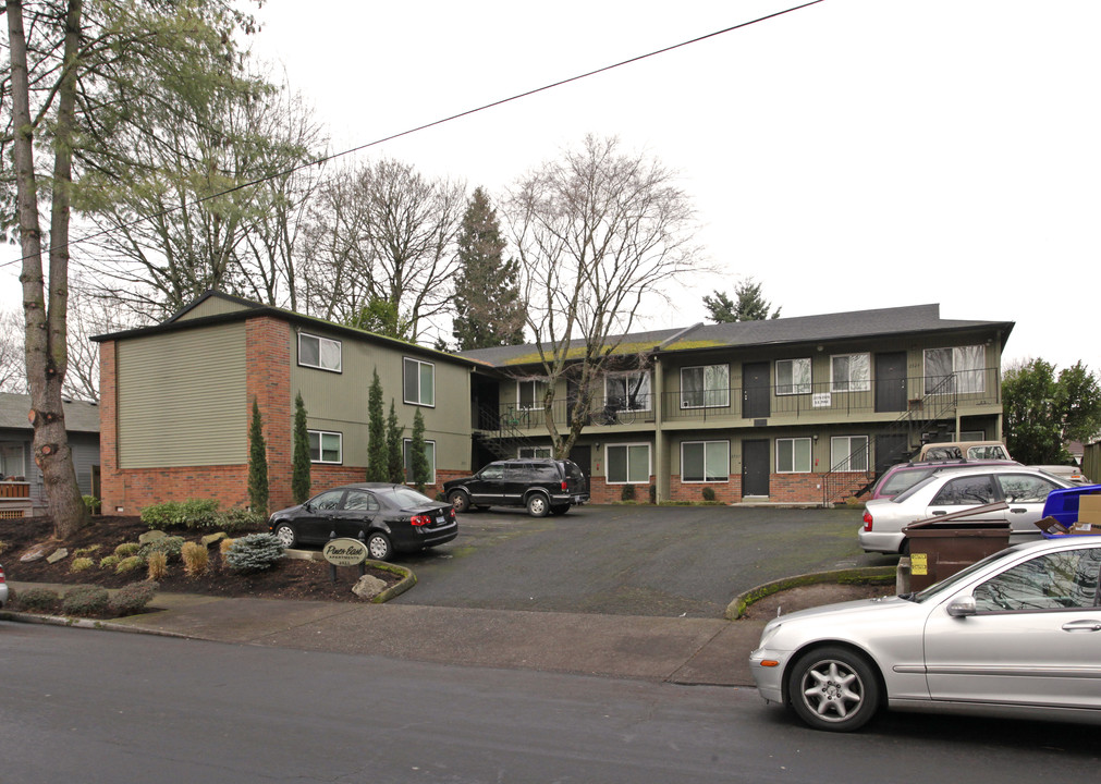 Pines East in Portland, OR - Foto de edificio