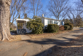 393 S Meriden Rd in Cheshire, CT - Building Photo - Building Photo