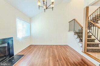 13373 Hungerford Pl in Herndon, VA - Building Photo - Building Photo