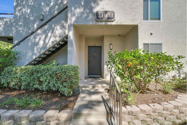 21931 Rimhurst Dr-Unit -117 in Lake Forest, CA - Building Photo - Building Photo