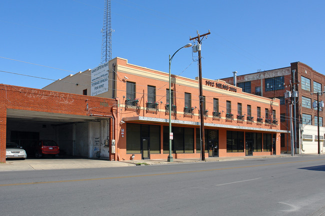 319 S Flores St in San Antonio, TX - Building Photo - Primary Photo