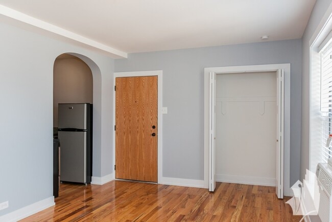 560 W Arlington Pl, Unit 606 in Chicago, IL - Building Photo - Building Photo