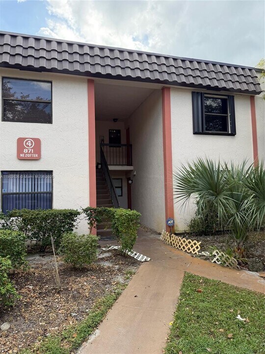 871 NE 207th Terrace in Miami, FL - Building Photo