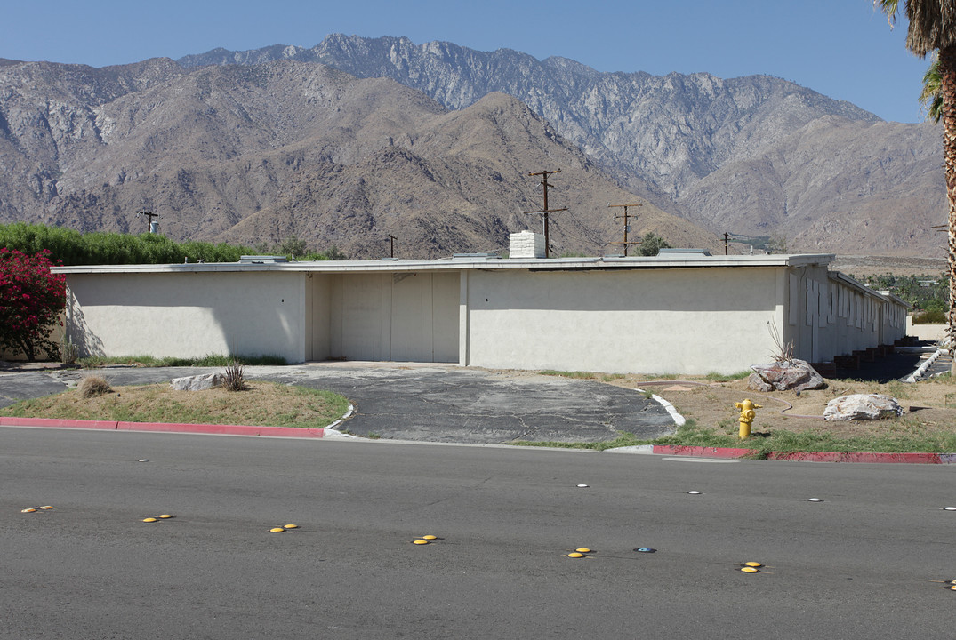 2395 N Indian Canyon Dr in Palm Springs, CA - Foto de edificio