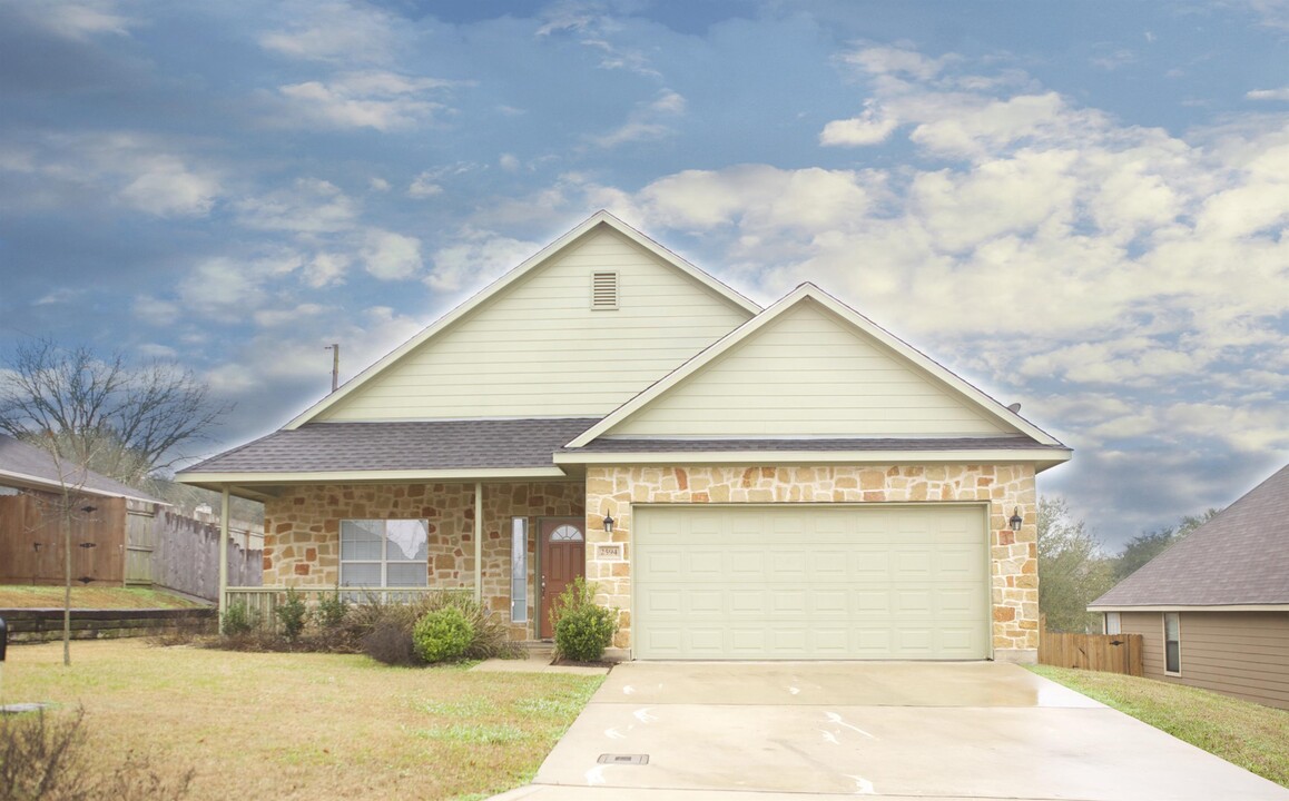 2594 Cheyenne Dr in Brenham, TX - Building Photo