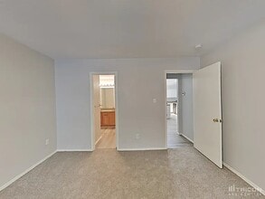 704 W Colony Dr in Arlington, TX - Building Photo - Building Photo