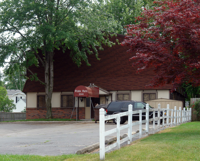 2061 Tremainsville Rd in Toledo, OH - Foto de edificio - Building Photo