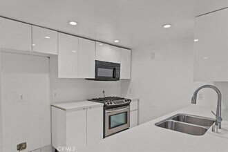 939 Palm Ave, Unit 401 in West Hollywood, CA - Building Photo - Building Photo