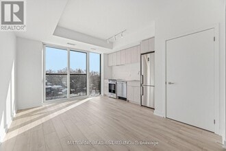 1660 Bloor St W in Toronto, ON - Building Photo - Building Photo