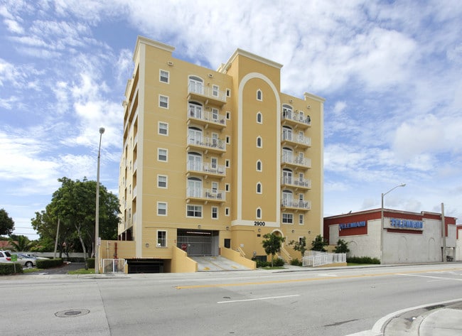 2900 NW 7th St in Miami, FL - Foto de edificio - Building Photo