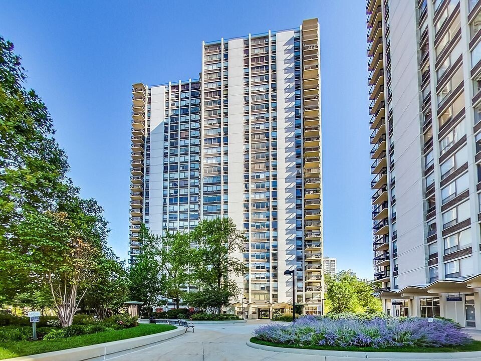 1360 N Sandburg Ter, Unit 1707 in Chicago, IL - Building Photo