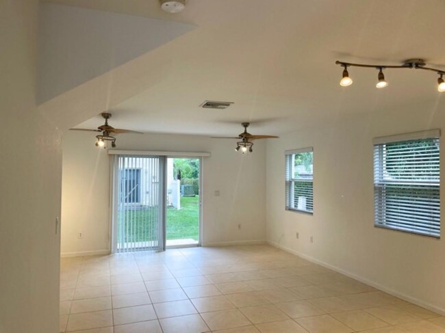 6619 Winfield Blvd in Margate, FL - Building Photo - Building Photo