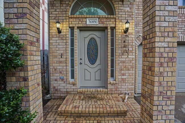 property at 7630 N Linpar Ct