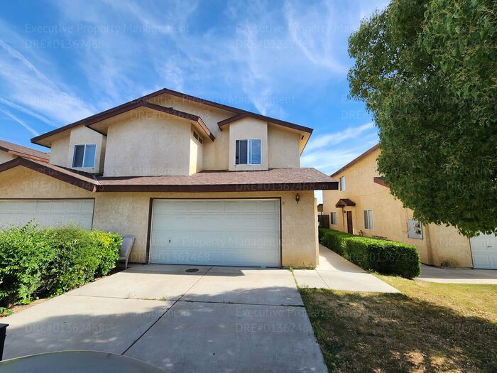 5715 Castlegate Ln in Bakersfield, CA - Building Photo