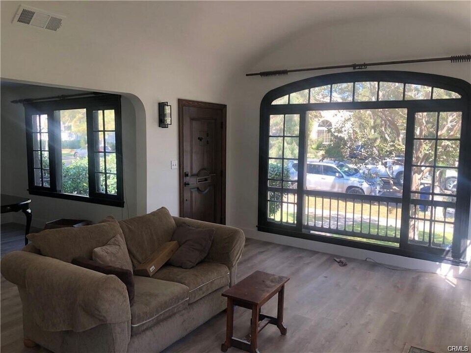 1951 Midvale Ave in Los Angeles, CA - Building Photo