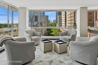 320 W Oakdale Ave in Chicago, IL - Building Photo - Building Photo