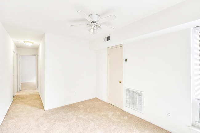 Manor View Apartments in Portsmouth, VA - Foto de edificio - Building Photo