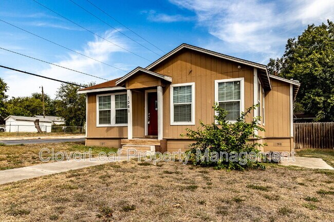 1361 W Gramercy Pl in San Antonio, TX - Building Photo - Building Photo