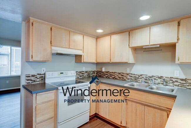 300 N Oak Harbor St in Oak Harbor, WA - Building Photo - Building Photo