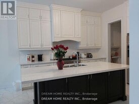 96 Hamster Cres in Aurora, ON - Building Photo