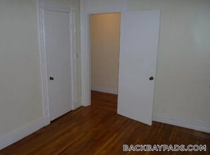 913 Boylston St, Unit 4 in Boston, MA - Foto de edificio - Building Photo