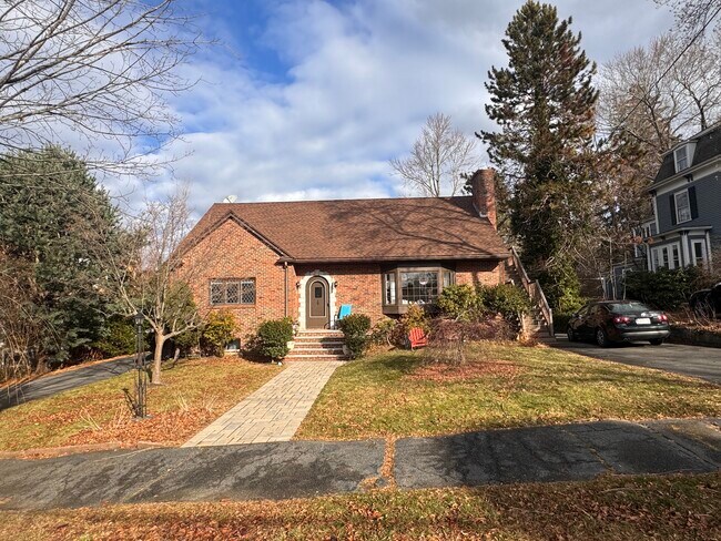 10 Webster St, Unit 1 in Winchester, MA - Building Photo - Building Photo