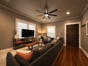 326 Queen Anne Ct in San Antonio, TX - Building Photo - Building Photo