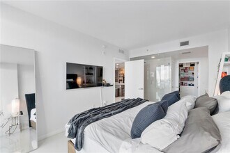 460 NE 28th St, Unit 2103 in Miami, FL - Building Photo - Building Photo