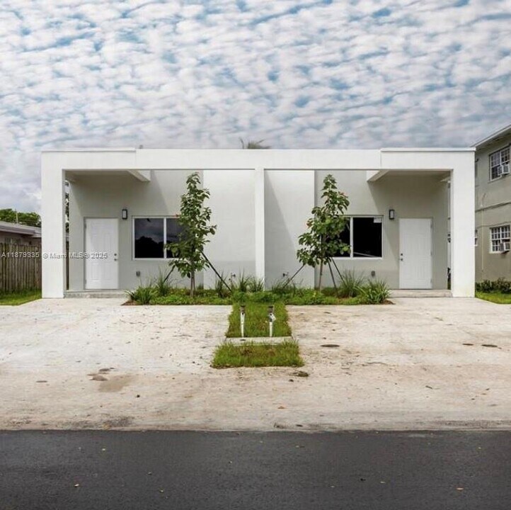 817 NW 7th Ave in Hallandale Beach, FL - Building Photo