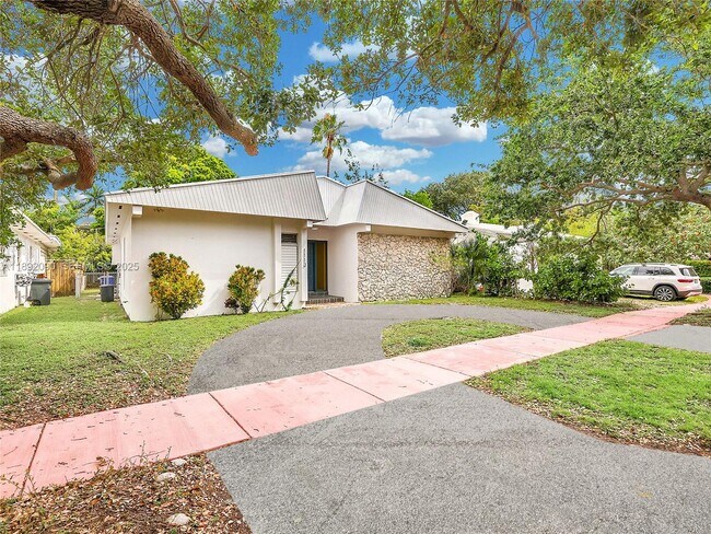 1109 Biarritz Dr in Miami Beach, FL - Building Photo - Building Photo