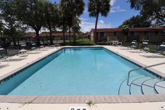 10001 S Nob Hill Cir in Tamarac, FL - Building Photo - Building Photo