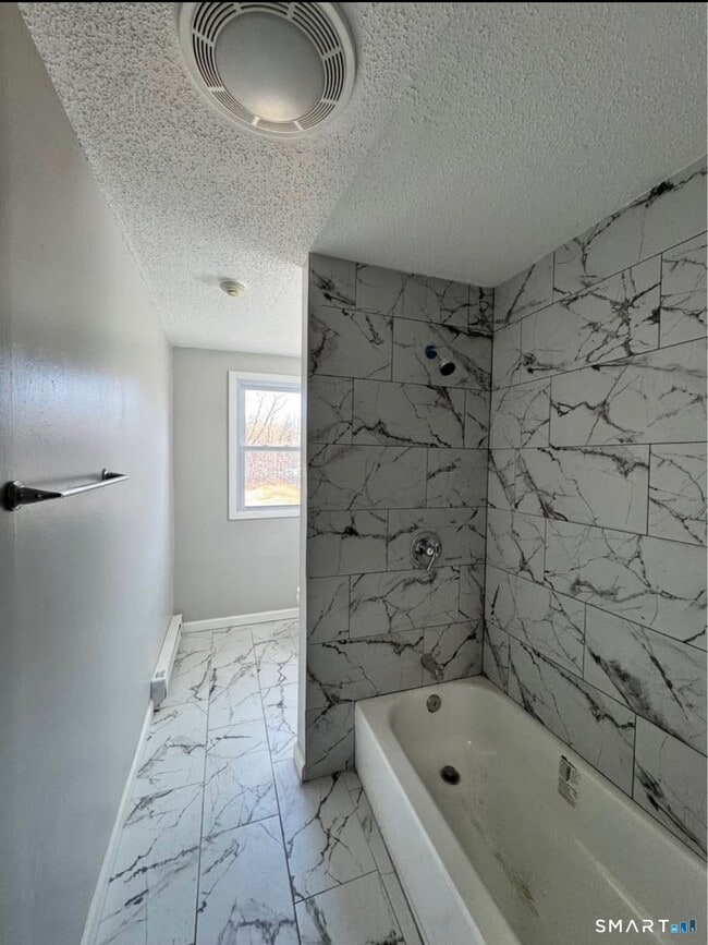 682 Old Colony Rd in Meriden, CT - Building Photo - Building Photo