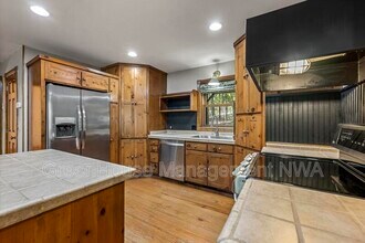 8984 Falls Hollow Rd in Rogers, AR - Building Photo - Building Photo