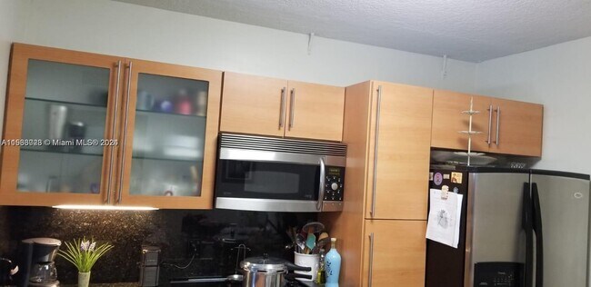 5460 W 21st Ct, Unit 108 in Hialeah, FL - Building Photo - Building Photo