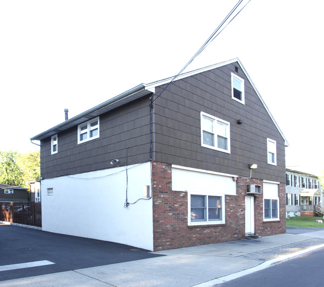 723 Bound Brook Rd in Dunellen, NJ - Foto de edificio - Building Photo