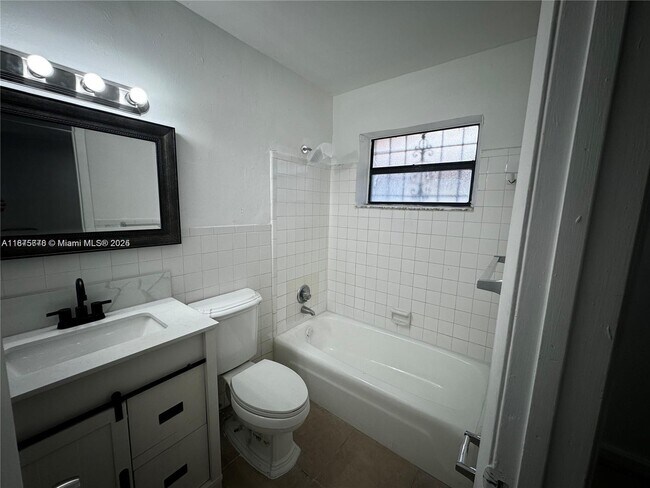 2481 NW 13th Ct in Fort Lauderdale, FL - Building Photo - Building Photo