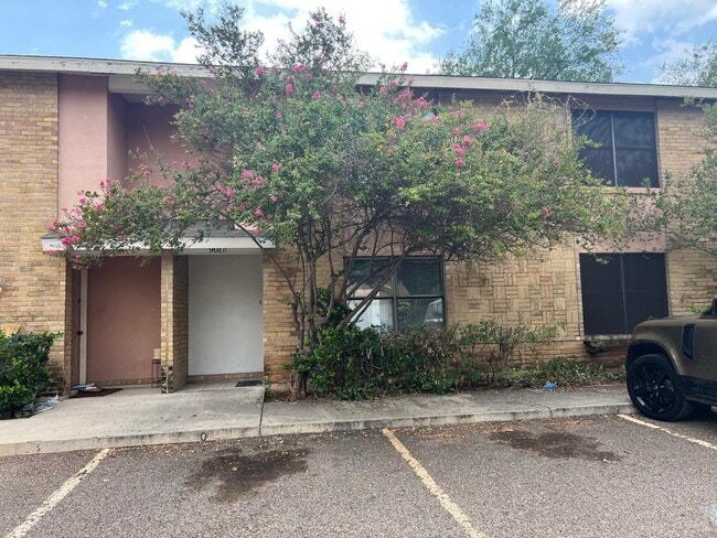 property at 901B Castle Heights Dr