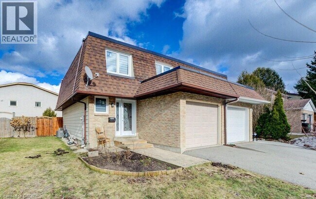 394 Churchill Ct in Waterloo, ON - Building Photo - Building Photo