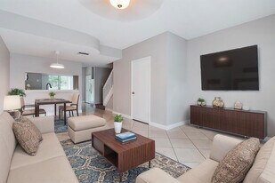 16721 Hemingway Dr in Weston, FL - Building Photo